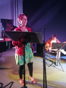 photo_2023-05-26_14-11-51 Bild einer Jazz-Session in der FMW Frankfurter Musikwerkstatt mit Jazzgesang und Elektrobass