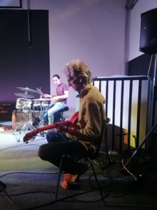 photo_2023-05-26_14-12-02 Bild einer Jazz-Session in der FMW Frankfurter Musikwerkstatt mit Jazzgitarre und Jazzdrums