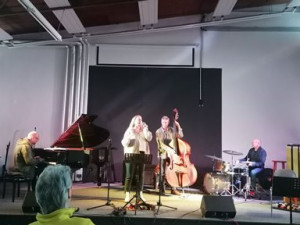photo_2023-05-26_14-12-17 Bild einer Jazz-Session in der FMW Frankfurter Musikwerkstatt mit Jazzgesang, Jazzbass, Jazzpiano und Jazzdrums