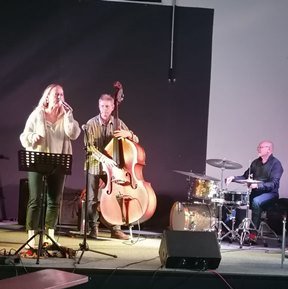 Bild einer Jazz-Session in der FMW Frankfurter Musikwerkstatt mit Jazzgesang, Jazzbass und Jazzdrums